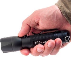 Фонарь с встроенным зарядным устройством Яркий луч YLP Falcon F10